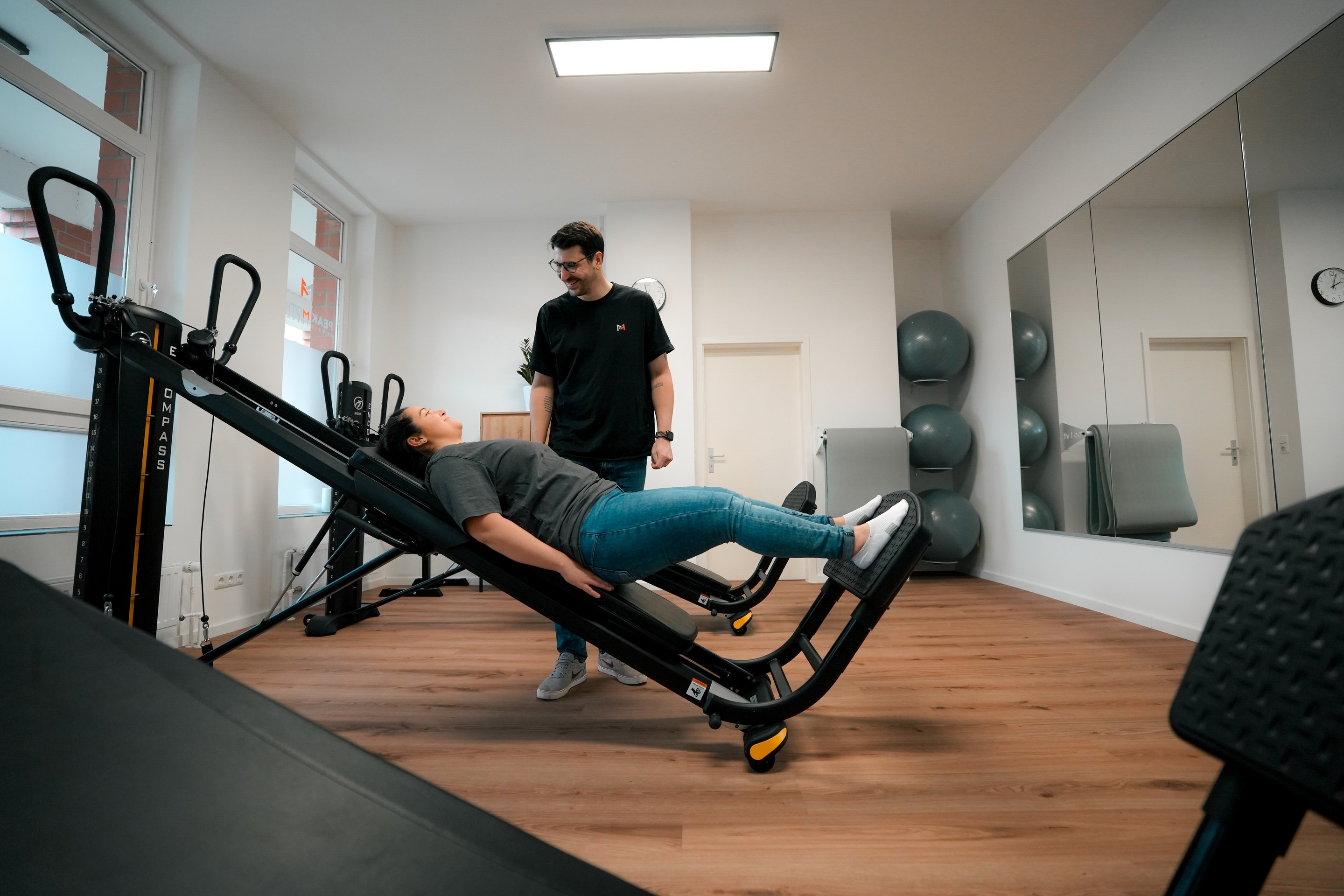 Trainingsbereich mit Geräten in der Praxis Peak Motion in Hamburg-Langenhorn