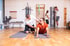 Physiotherapeut unterstützt einen Patienten bei einer Rückenübung auf der Matte bei LANDphysio in Lauchdorf im Allgäu.