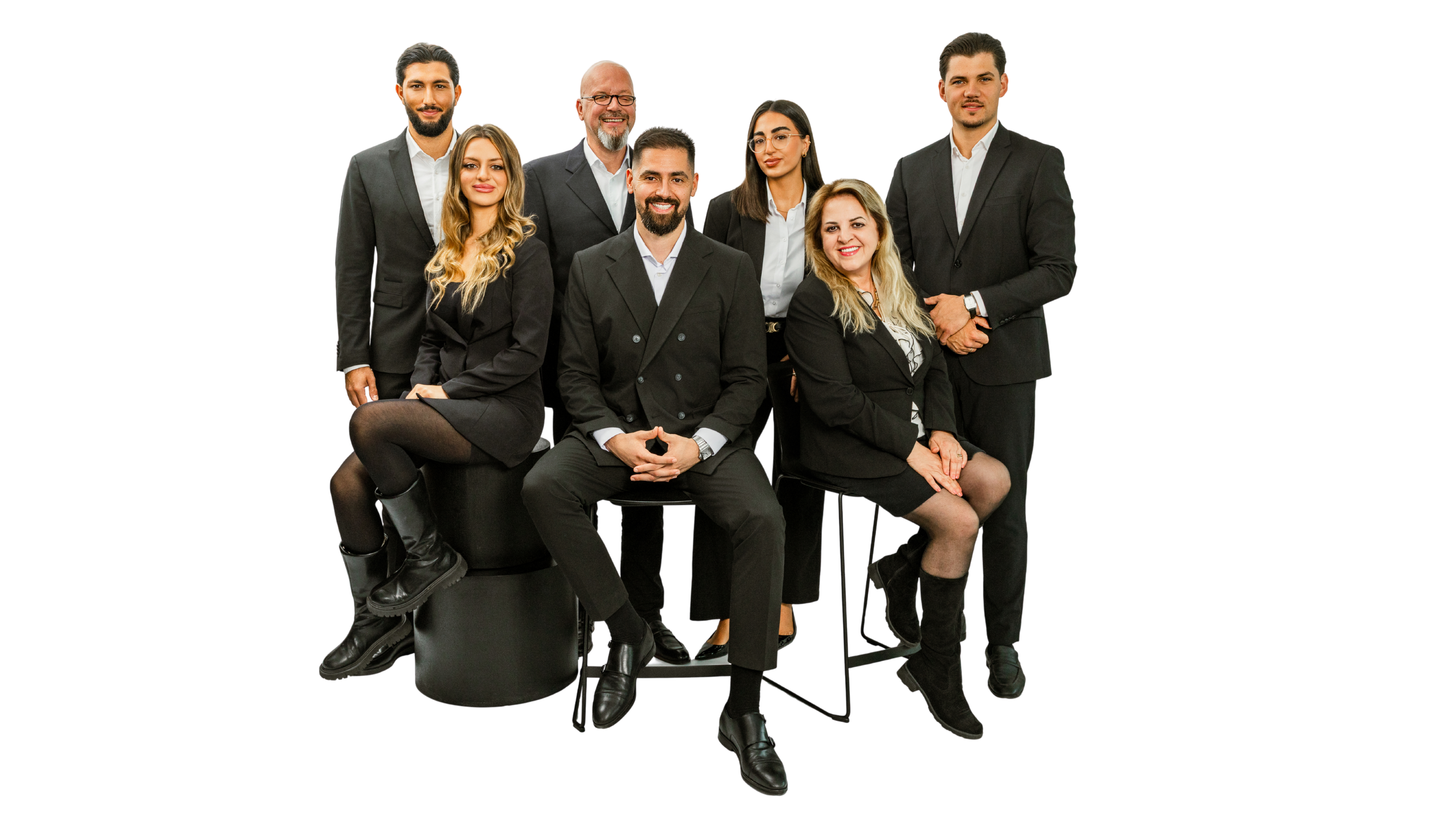 Das Team von Burak Dilek Immobilien & Finanzen in dunkler Business-Kleidung