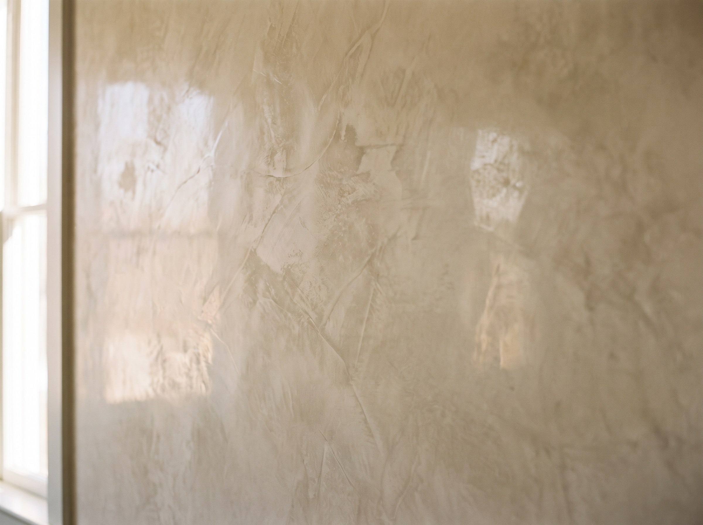 Stucco Veneziano Wand mit marmorartigem Glanz in einem eleganten Wohnraum