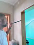 Mitarbeiter von MA Raumgestaltung streicht eine frisch vorbereitete Wand