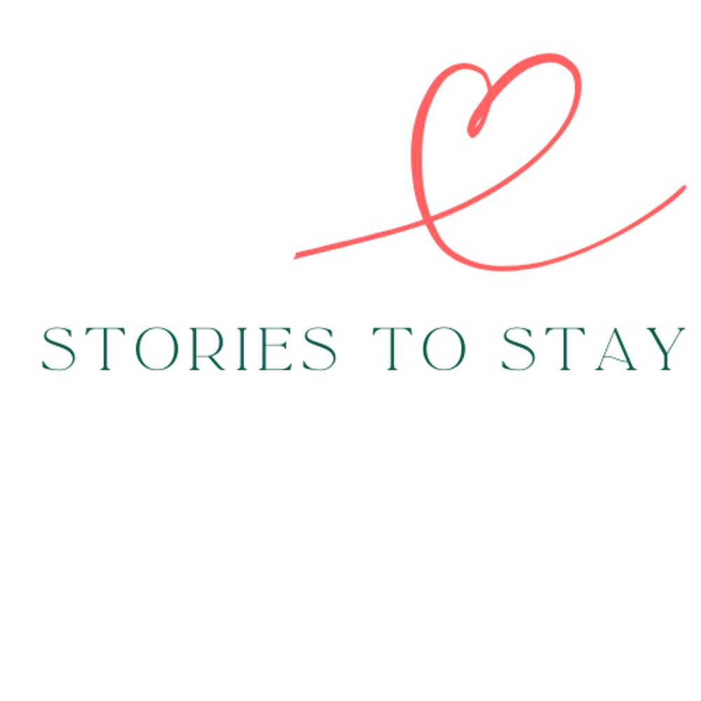 Herzförmige Kritzelei in Koralle über dem Text "STORIES TO STAY" auf Dunkelgrün.