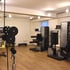 Trainingsraum mit Gewichtsscheiben und medizinischen Trainingsgeräten