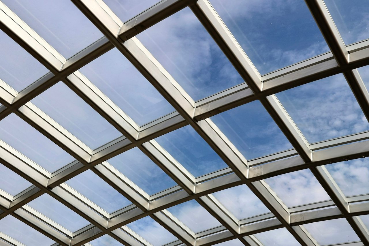 Dach mit klaren Polycarbonat-Stegplatten für viel Tageslicht