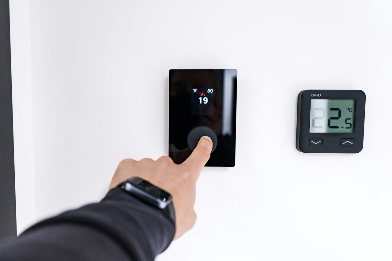 Hand bedient Smart-Home-Wandpanel für individuelle Szenarien