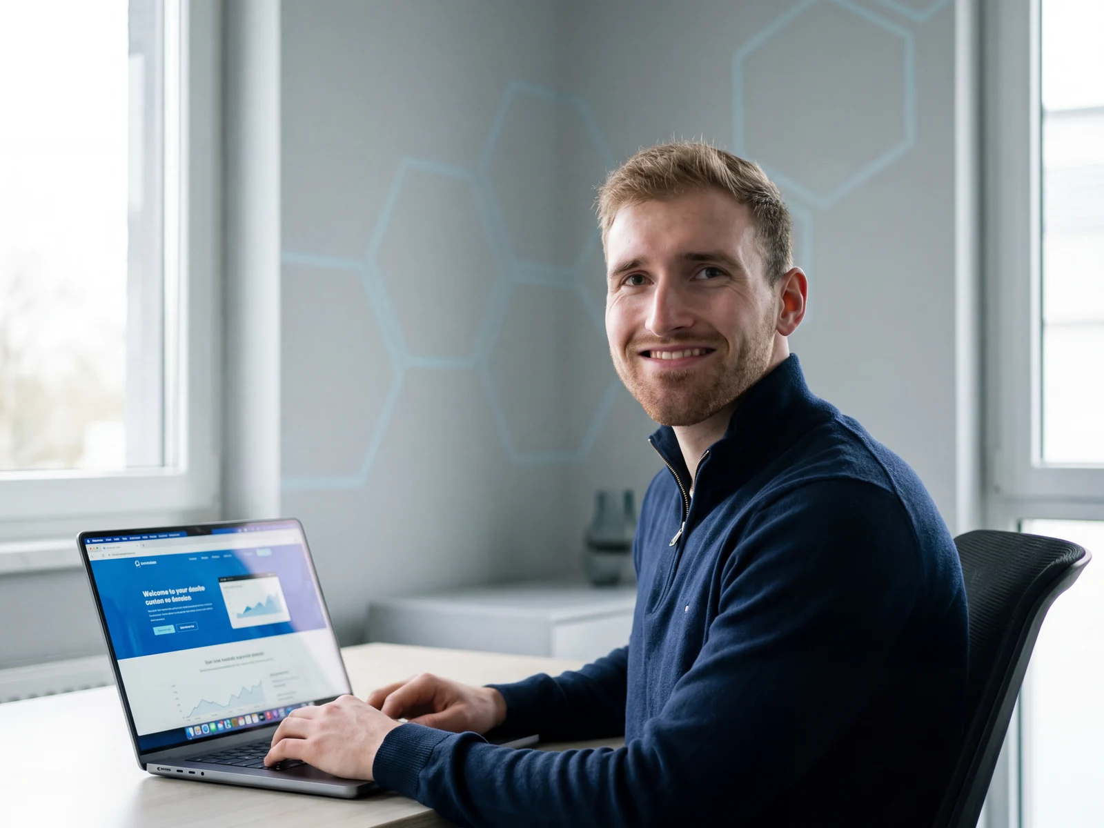 Ruben Pfeiffer baut die Website am Laptop