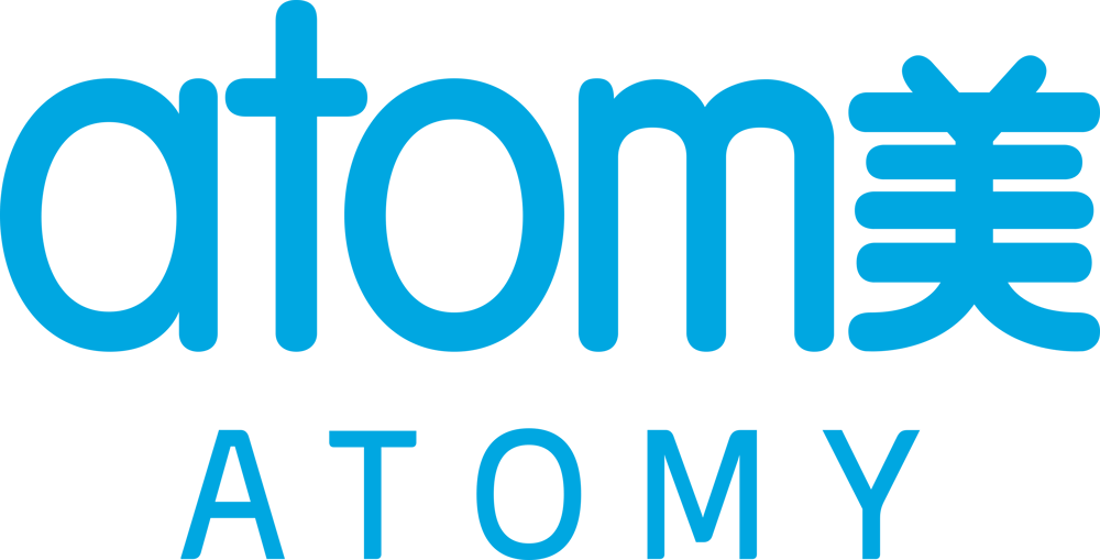 Atomy-Logo mit dem Wort „atom美“ in Blau über dem Wort „ATOMY“ in Dunkelblau.
