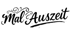 Schwarzer Schriftzug "Mal Auszeit" in geschwungener, dekorativer Schrift.