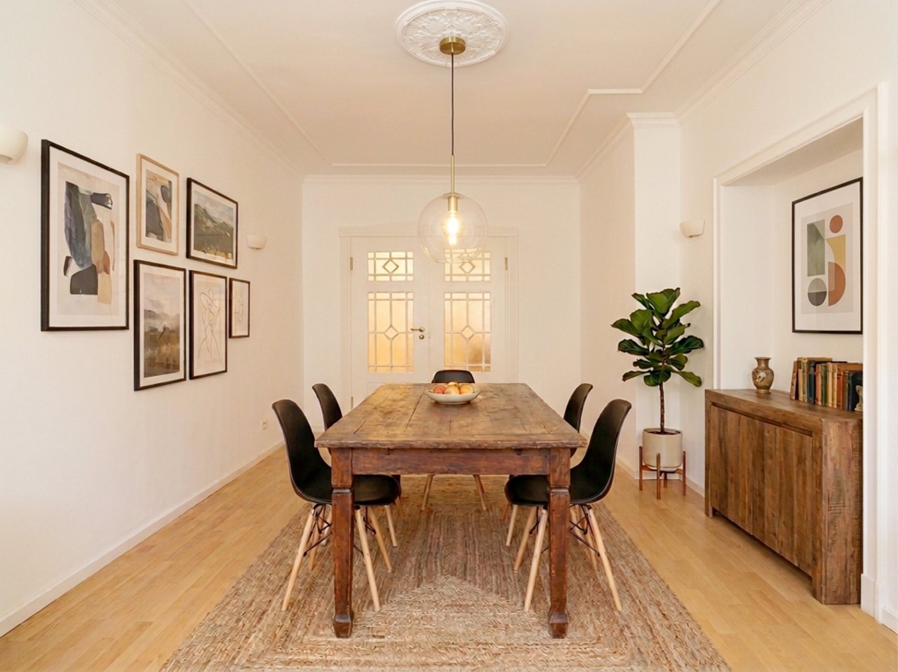 Zimmer 2 als Esszimmer mit großem Tisch (KI-Staging)