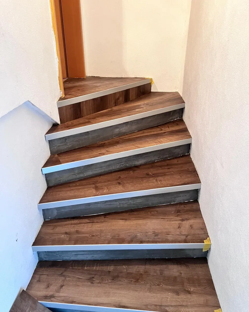 Die fertige Treppe mit neuem Belag und Kantenschienen