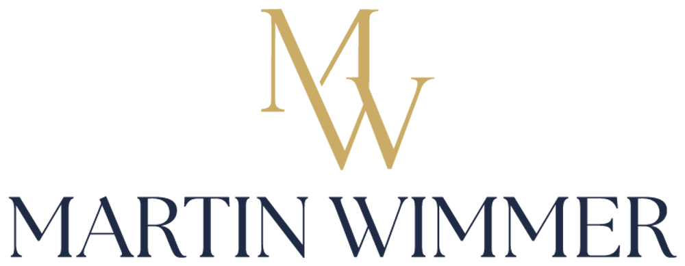 Goldenes MW-Logo über dem dunkelblauen Schriftzug Martin Wimmer auf schwarzem Hintergrund.