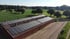 Eine Gewerbeimmobilie aus der Landwirtschaft mit Solarpanels auf dem Dach