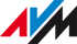 AVM-Logo in Rot, Blau und Schwarz auf dunkelgrünem Hintergrund.