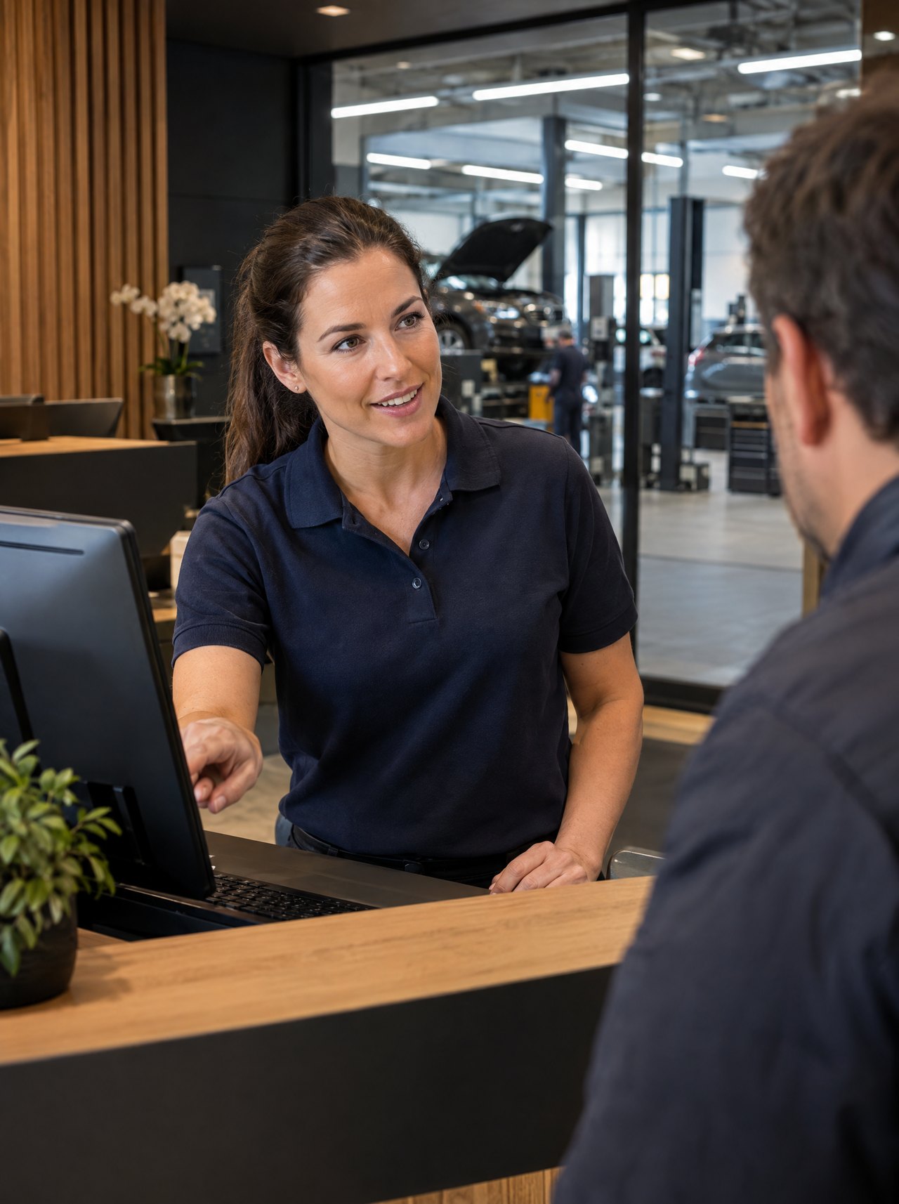 Serviceberaterin berät eine Kundin an der Annahme eines Autohauses