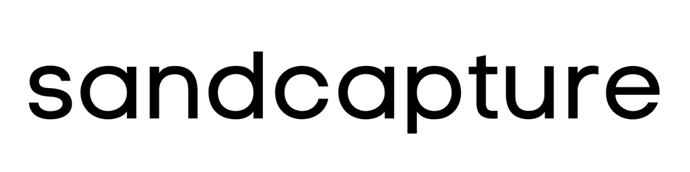 Das Logo zeigt das Wort „sandcapture“ in schwarzer, serifenloser Schrift auf dunkelgrünem Hintergrund.