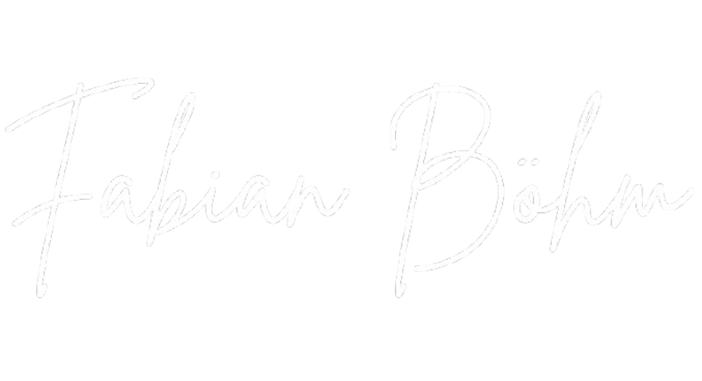 Schriftzug "Fabian Böhm" in weißer Schreibschrift auf dunkelgrünem Hintergrund.
