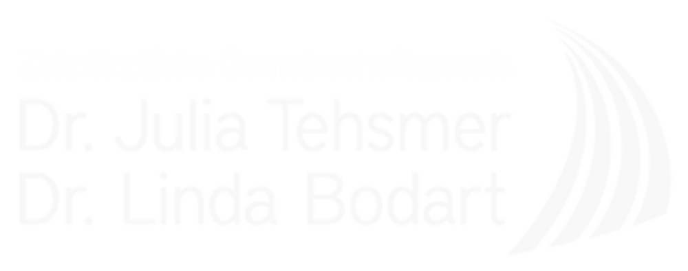 Zahnärztliche Gemeinschaftspraxis Dr. Julia Tehsmer Dr. Linda Bodart, mit abstraktem, weißem Logo.