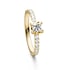 Goldener Verlobungsring mit quadratischem Prinzess-Diamanten und diamantbesetzter Ringschiene vor weißem Hintergrund.