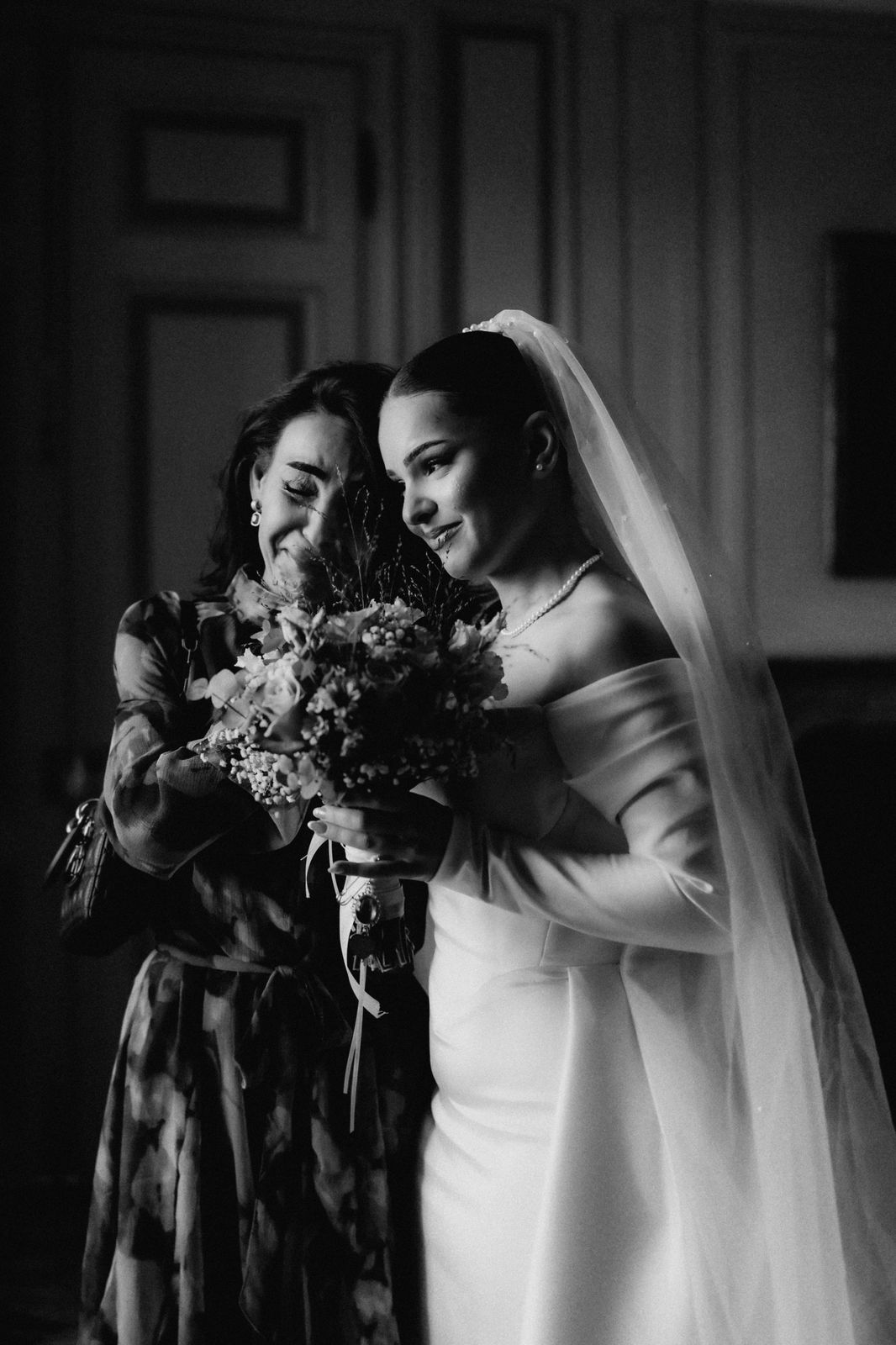 Emotionaler Moment der Braut vor der Trauung im Schloss Benrath in Düsseldorf – Hochzeit von Lina und Samuel.