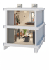 Schnittmodell eines zweistöckigen Hauses mit Schlafzimmer oben und Wohnzimmer/Küche unten, auf weißem Hintergrund.