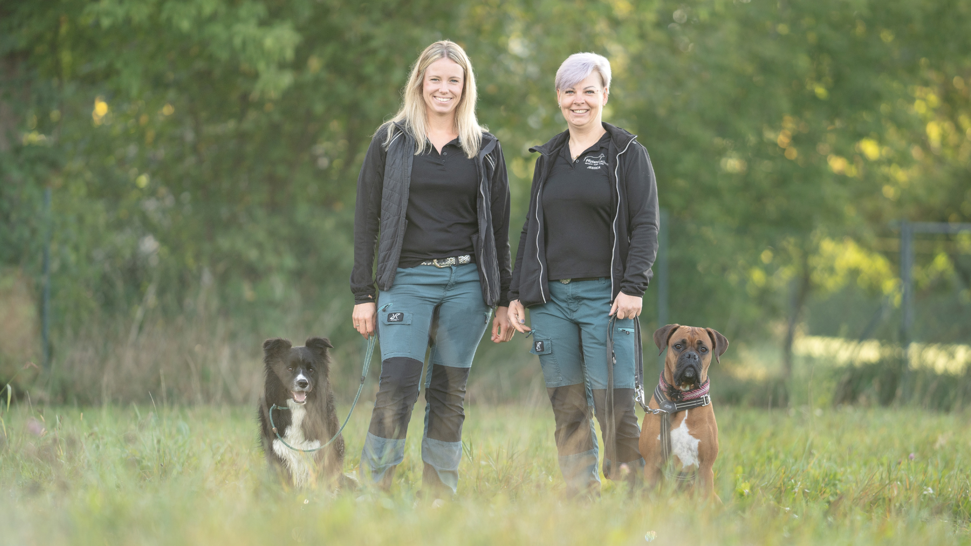 Hundetrainerin Sabrina mit ihrer Hündin Coke und Trainerin Jessica mit Aria