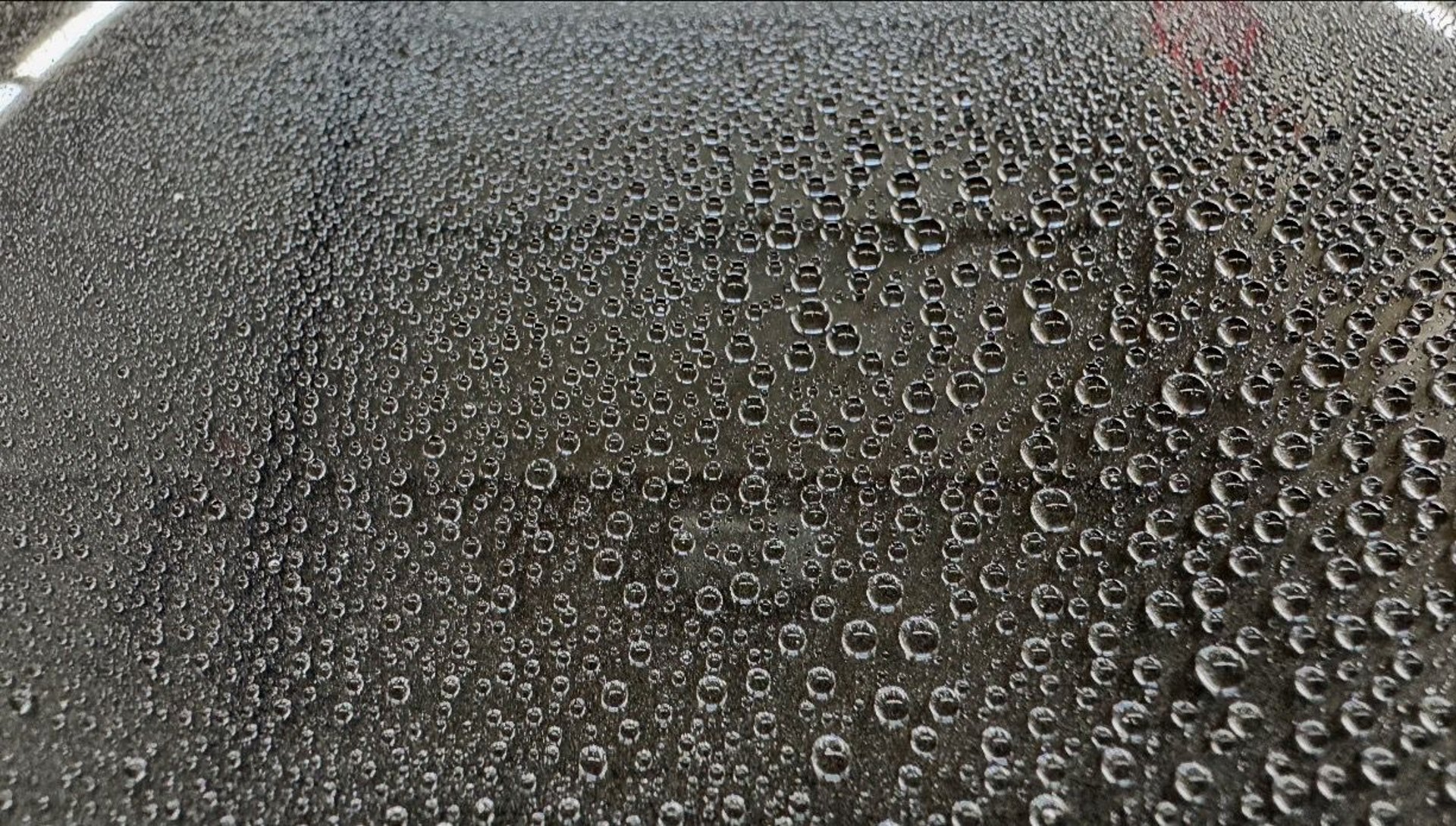 Wasser perlt von einer versiegelten Fläche ab, NBK detailing in Kehl