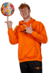 Ein rothaariger Mann in einem orangefarbenen Kapuzenpulli balanciert einen bunten Fußball auf einem Finger.
