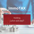 ImmoTAX. Holding. Lohnt sich das? Hand hält Stift über Papiere, daneben Modellhaus und Münzstapel.