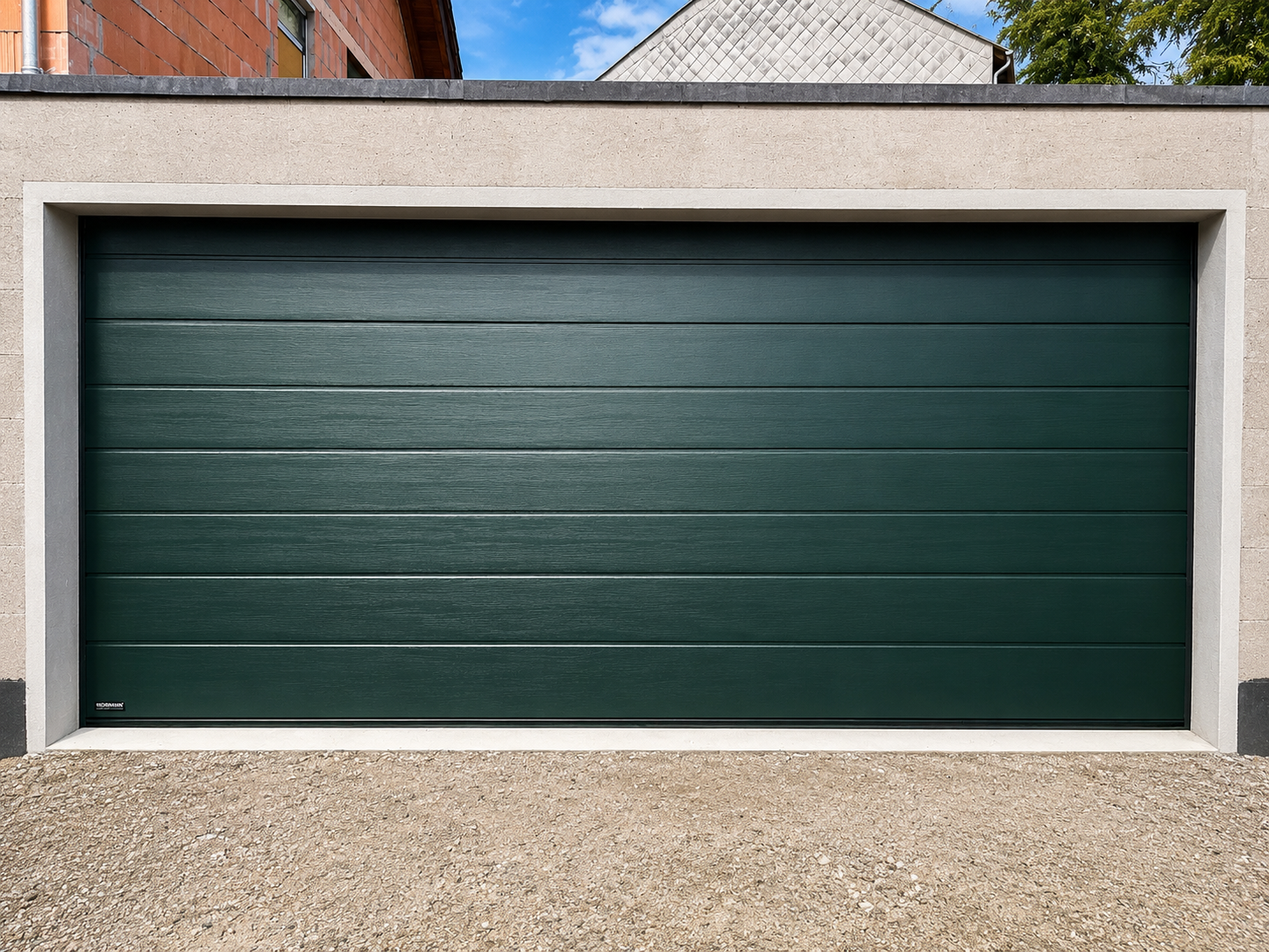Montiertes Sektionaltor an einer Garage