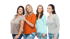 Vier lächelnde Frauen in lässiger Kleidung stehen nebeneinander.