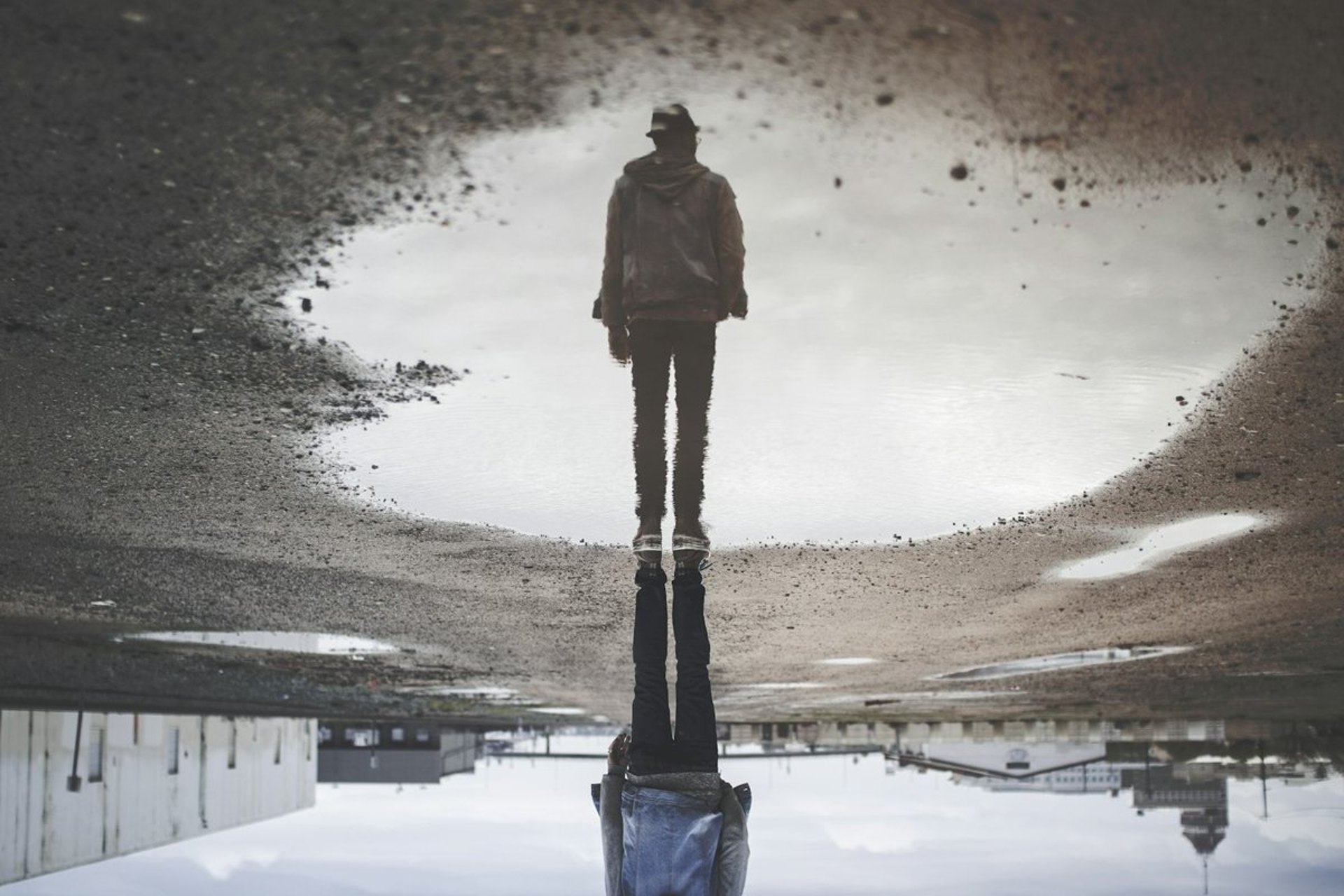 Spiegelbild eines Mannes im Wasser