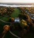 Luftaufnahme des Jenisch Hauses in einem Hamburger Park mit Blick auf die Elbe im herbstlichen Abendlicht.