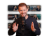Ein lächelnder Mann spricht in ein Mikrofon vor einem Hintergrund aus YouTube-Vorschaubildern zu den Themen ETF und Rente.