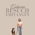 Eine lächelnde Frau mit Hund an der Leine auf einem beigefarbenen Hintergrund mit dem Text "Gelassen BESUCH EMPFANGEN".