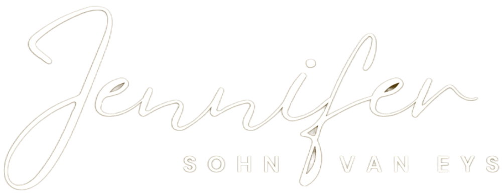 Jennifer Sohn van Eys in goldener Schrift auf dunkelgrünem Hintergrund.