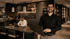 Talha Özev von Pointnova mit Laptop vor einem modernen Küchenstudio-Umfeld.
