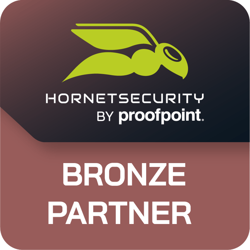 Hornetsecurity by Proofpoint Bronze Partner Logo mit grünem Hornissen-Symbol auf dunklem und bronzefarbenem Hintergrund.