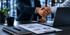 Handschlag zwischen zwei Geschäftspartnern im Rahmen eines erfolgreichen B2B-Vertragsabschlusses.