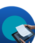Hände halten ein Dokument über einem Tablet, mit blauen und grünen Kreisen im Hintergrund.