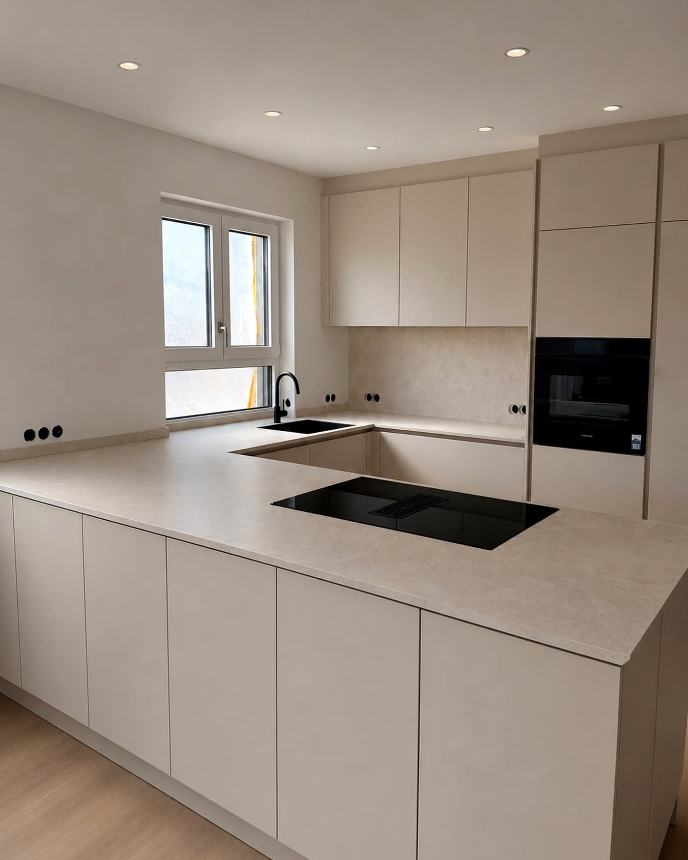 Helle Küche in Sandtönen in einem Neubau, fertig montiert