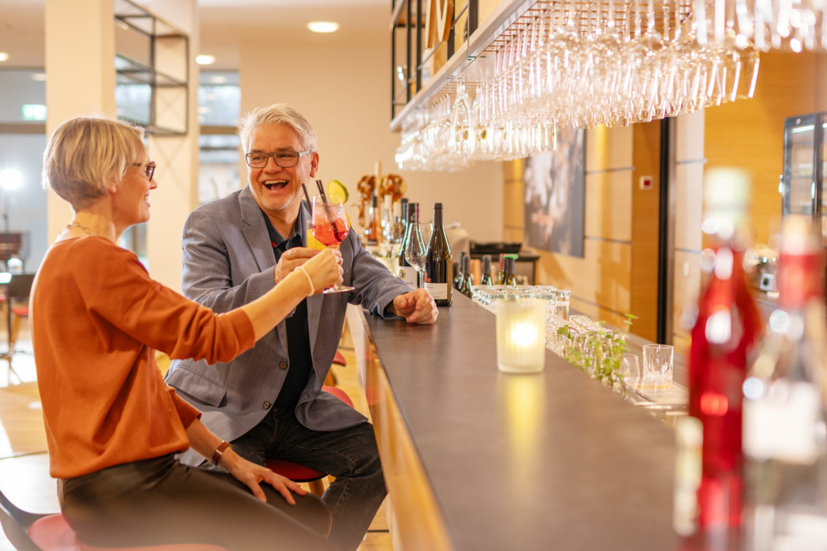 Louis-Bar — Zusammensitzen am Abend