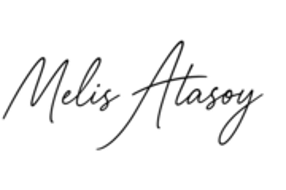 Schwarze Unterschrift "Melis Atasoy" auf grünem Hintergrund.