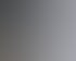 Grau lackierte, gekantete Blechbauteile liegen auf einer Palette in einer Werkstatt.