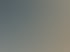 Blaue Auslegerregale in einem großen Lager, im Hintergrund gestapelte Metallplatten und weitere Regale.