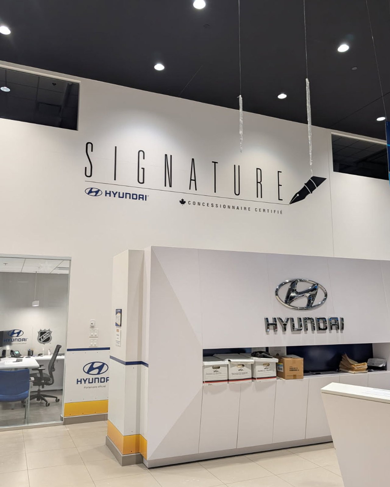 Signalétique intérieure installée dans une salle de montre