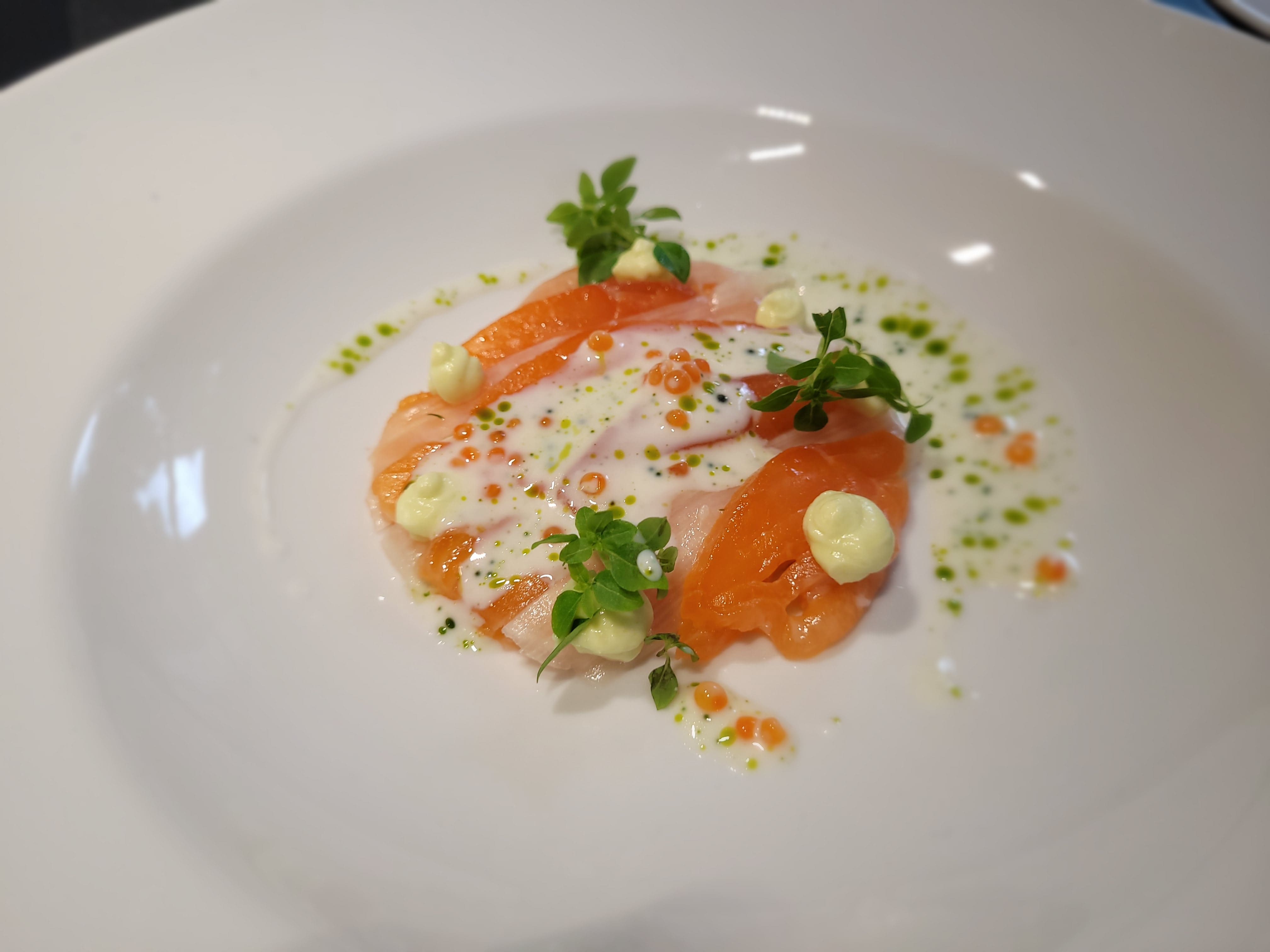 Lachs mit grünem Spargel auf Blatt — ein Gang aus Utas Küche