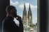 Mann bei Videokonferenz am Laptop, mit Frau auf dem Bildschirm und einer "Playitas"-Flasche.