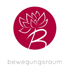 Ein stilisierter weißer Lotus und Buchstabe "B" in einem dunkelroten Kreis über dem Text "bewegungsraum".