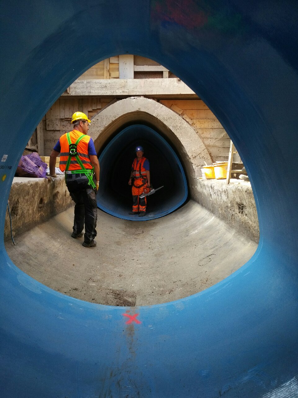 Mitarbeiter von Rohrrenovation Förster bei der Kanalsanierung
