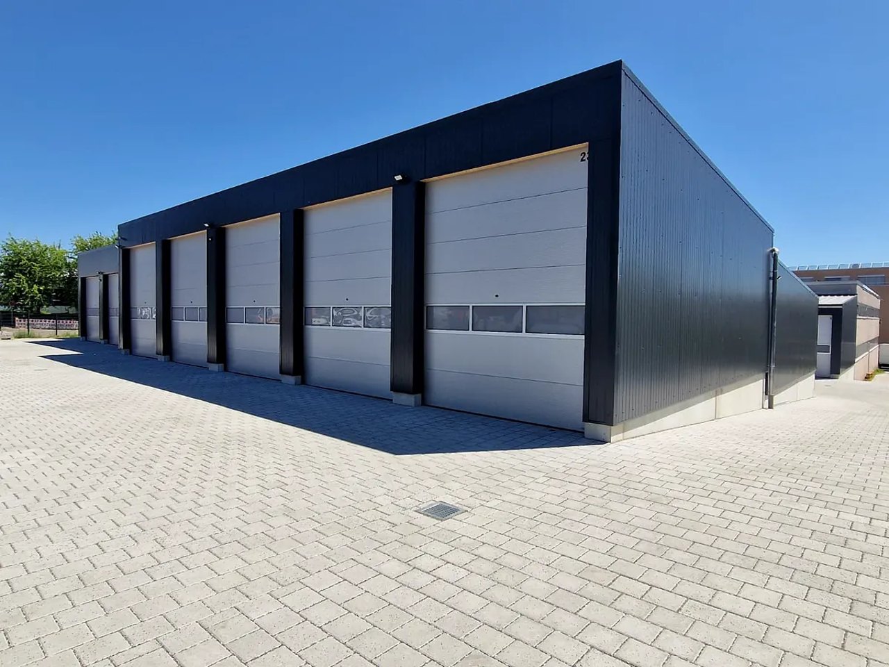Garagenzeile mit großen Sektionaltoren